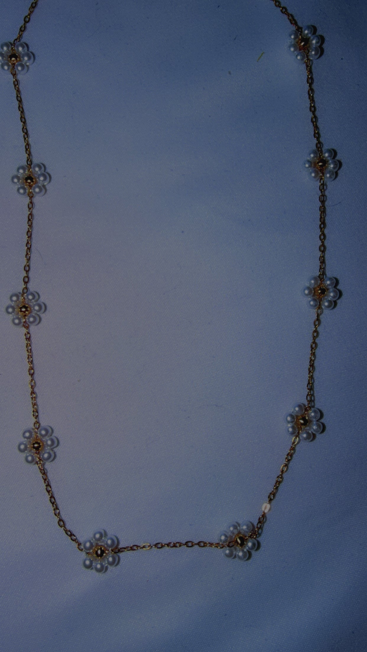 Dainty gold flower necklace ￼