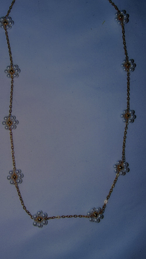 Dainty gold flower necklace ￼